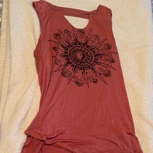 Women's Sleeveless Sunburst Graphic Tee - Rust
